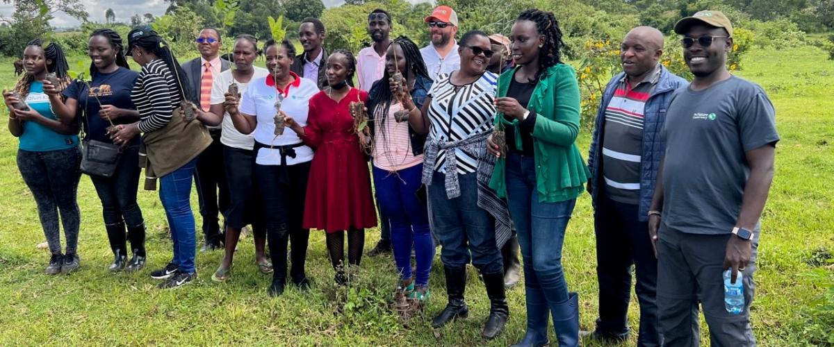 The Stakholder group and farmers getting ready to plant trees